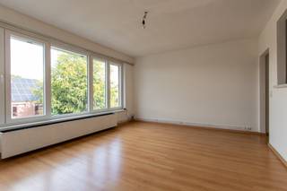<div><div> <p>Appartement op rustige locatie in Wijnegem.</p><p>Dit appartement van 73 m² is gelegen op de tweede verdieping in een zeer rustige buurt van Wijnegem, op wandelafstand van tram- en bushaltes. Het appartement omvat een inkomhal, een wasplaats/berging en een badkamer met douche, wastafelmeubel en toilet. De leefruimte sluit aan op de halfopen keuken, ingericht met een inductiekookplaat en dampkap. Verder beschikt het appartement over één ruime slaapkamer. De maandelijkse algemene onkosten bedragen € 50 als voorschot voor het privatief waterverbruik en de elektriciteit van de gemene delen.</p></div> </div>