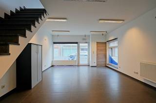 Centraal gelegen handelspand van 126 m² in het centrum van Overmere, pal langs de gewestweg die Gent en Dendermonde met elkaar verbindt. Dankzij...