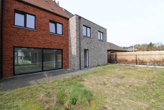 BEN (E-peil E30) nieuwbouwappartement (duplex) 6% BTW mogelijk
BEN (E-peil E30) nieuwbouwappartement mét zonnepanelen - 6% BTW is mogelijk!
Prachtig nieuwbouwproject gelegen in de dorpskern van Zoersel.Hierbij kan u alvast meer informatie vinden over de volgende panden:
Appartement 2: Dit zeer ruim duplex appartement (130m²) bestaat uit een ruime en lichte woonkamer, keuken, berging, 2 aparte toiletten, 3 slaapkamers, badkamer, ondergrondse garagebox met extra ruimte voor fietsen (deze garagebox is rechtstreeks te bereiken vanuit het appartement) en een zeer ruime tuin. De volledige afwerking van het appartement volgens het verkooplastenboek is inbegrepen in de prijs. Het appartement wordt volledig afgewerkt volgens uw eigen smaak. VP: € 437.350,- excl. kosten
Appartement 3: Dit zeer ruim appartement (146m²) bestaat uit een ruime en lichte woonkamer met open keuken, berging, 2 aparte toiletten, 4 slaapkamers, badkamer, ondergrondse garagebox met extra ruimte voor fietsen (deze garagebox is rechtstreeks te bereiken vanuit het appartement) en een ruime tuin. De volledige afwerking van het appartement volgens het verkooplastenboek is inbegrepen in de prijs. Het appartement wordt volledig afgewerkt volgens uw eigen smaak. VP: € 467.810,- excl. kosten
De plannen en het verkooplastenboek kunnen eenvoudig opgevraagd worden per mail via vastgoed@8c8.be
Graag meer informatie over dit project? Contacteer ons op 0472/98.33.10 of vastgoed@8c8.be