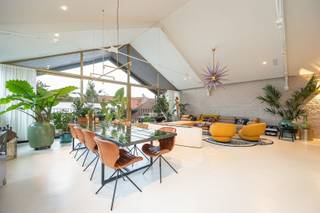 <p>Welkom in Dorp in de Stad, een exclusief loftencomplex verscholen in een voormalig industrieel pakhuis, op wandelafstand van het Eilandje.<br />Deze unieke loft van 203 m² combineert rauwe industriële architectuur met een uitzonderlijk hoog afwerkingsniveau.</p><p>Dorp in de Stad bestaat uit drie gebouwen, slim gepositioneerd rond kasseien binnenplaatsen en verbonden door overbouwde doorgangen. Het rood baksteenmetselwerk in kruisverband en de authentieke pakhuisstructuur verwijzen naar het industriële verleden van eind 20e eeuw — vandaag vertaald naar een verfijnde, private woonbeleving.</p><p>• 2 slaapkamers & 2 badkamers<br />• Hoge plafonds en grote raampartijen<br />• Terras met panoramisch zicht over de stad<br />• Hoogwaardige afwerkinggraad</p><p>De riante leefruimte vormt het hart van de loft. Originele bakstenen muren en zichtbare staalstructuren bepalen de sfeer, terwijl het overvloedige daglicht en de hoge plafonds zorgen voor een indrukwekkend ruimtegevoel. Aansluitend bevindt zich het terras, met een wijds uitzicht over de oude stad — een ideale plek om te genieten van de avondzon. De open keuken is een statement op zich: afgewerkt in composiet en volledig uitgerust met hoogwaardige toestellen. Hier gaan design en functionaliteit perfect samen.</p><p>De master bedroom beschikt over ingemaakte kasten in walnootfineer en een luxueuze ensuite badkamer met inloopdouche, wastafel en toilet. De dressing werd uitgevoerd in gelakte palissander — verfijnd tot in het detail.<br />Op de mezzanineverdieping bevindt zich een 2e slaapkamer, aangevuld met een extra douchekamer.</p><p>Een loft waar industriële ziel en hedendaagse luxe elkaar versterken, midden in de stad en toch in alle privacy.</p><p>Ontdek deze uitzonderlijke loft nabij het Eilandje en plan uw bezoek via sinjoor.be</p>