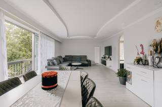 Op zoek naar een appartement in een verzorgd gebouw met een groen uitzicht?Dan is dit appartement op de derde verdieping beslist iets voor jou. Het...