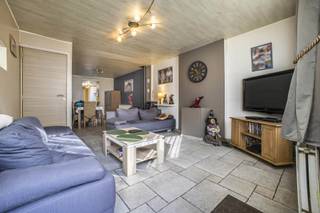 Immo Pické biedt u deze gunstig gelegen woning aan in Sint-Pieters-Leeuw, gelegen in de nabijheid van scholen, winkels, openbaar vervoer, invalswegen en alle voorzieningen. Deze woning beschikt op de gelijkvloerse verdieping over een ruime woonkamer, een keuken en een badkamer met douche, lavabo en toilet. Op de eerste verdieping beschikt deze woning over twee slaapkamers (waarvan een doorloopkamer). De zolderverdieping is bereikbaar via een vaste trap in de doorloopkamer en kan verder worden ingericht als bijkomende slaapkamer. Achter de woning vinden we nog een grote tuin en een tuinberging terug.