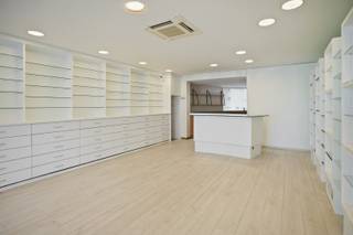 Centraal gelegen in Assebroek bevindt zich dit veelzijdige opbrengsteigendom op een perceel van 240 m², bestaande uit een handelsgelijkvloers met bovenliggend appartement en een afzonderlijk duplexappartement. Dankzij de nabijheid van invalswegen, scholen en winkels geniet u hier van een uitstekende bereikbaarheid en visibiliteit.<br />Het handelsgelijkvloers (ca. 106 m²) omvat een lichtrijke winkelruimte, bureau, keuken, archiefruimte, apart toilet en toegang tot de tuin. Het appartement op de eerste verdieping (ca. 71 m²) maakt integraal deel uit van deze handelsruimte en omvat een leefruimte, ingerichte keuken, slaapkamer en badkamer (geen aparte entiteit, dus geen domicilie mogelijk).<br />De tweede verdieping en duplex vormen een bijkomend appartement met open leefruimte en keuken, slaapkamer en sanitair.<br />Het gebouw beschikt grotendeels over vernieuwde beglazing en een geïsoleerd dak. Er zijn geen syndicuskosten, wat dit pand extra interessant maakt als investering. Ideaal voor een combinatie van wonen en werken!