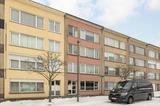 <p><strong>Wonen in de Portugezenwijk betekent rustig residentieel wonen met alles binnen handbereik. Op wandelafstand liggen Park Sorghvliedt en Schoonselhof voor extra groen; buurtwinkels, scholen en openbaar vervoer zijn dichtbij. Via de A12 en de Ring sta je snel in Antwerpen, zonder de drukte aan je voordeur.</strong></p><p><br /></p><p>Je komt binnen via de inkomhal – aansluitend een ruime woonkamer – moderne keuken met ingebouwde oven, inductiekookplaat, afwasmachine en veel kastruimte – één slaapkamer met airco – moderne badkamer met dubbele lavabo en inloopdouche – achteraan een klein, onderhoudsvriendelijk koertje.</p><p><br /></p><p><strong>Extra troeven</strong></p><ul><li>Elektriciteit is conform</li><li>Garagebox (met zonnepanelen) mee aan te kopen: <strong>€ 25.000</strong></li></ul>