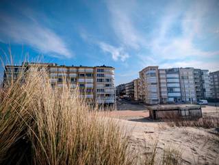 PENTHOUSE TE KOOP IN KOKSIJDE MET FRONTAAL ZEEZICHT EN 30M² ZONNETERRASUniek samengevoegd penthouse (voorheen twee dakappartementen) gelegen in de...
