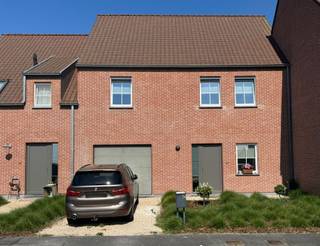 Deze recente woning combineert ruimte, comfort en een praktische indeling op een rustige ligging. Bij het binnenkomen valt meteen de...