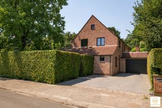 <p><span>Deze instapklare villa werd door de jaren heen vernieuwd en is gelegen in de kindvriendelijke en residentiële woonwijk Elsdonk. De aansluiting met de E19 en de lokale winkels, scholen, openbaar vervoer en sportinfrastructuur, is eveneens in de directe nabijheid. Deze ruime villawoning werd ingeplant op een terrein van ca 1075 m² en heeft een bew. opp.van ca 350 m². De gezelligheid van het wonen is alom aanwezig en de woning omvat een ruime inkomhal met gastentoiler en vestiaire, een ruime eetruimte doorgevend naar een smaakvolle en hyper aangename leefruimte (op parket) met OH en aansluitende knusse tv kamer. Het geheel geeft uit op de prima georiënteerde ZW-tuin en aangename terrassen rondom (wo 1 met zonneweringen en elektrische verwarmers). De luxueuze leef-en eetkeuken is prima afgewerkt met tal van kasten, een bijkeuken/wasplaats met dienstingang. Op verd.1 treffen we 2 slaapkamers met inbouwkasten aan de voorzijde + een recente doucheruimte, een riante hoofdslaapkamer met eigen badkamer & dressing. Boven treffen we nog een extra grote polyvalente ruimte, een vierde slkm en een derde badkmamer. Inpandige garage met extra berging + carport en 4 extra staanplaatsen vooraan. Recent werden nog nieuwe ramen en zonnepannelen + een batterij geplaatst. Deze instapklare villa is een uitstekende kans voor kandidaten die op zoek zijn naar een ruime, praktische en kindvriendelijke villa op een mooie, strategische locatie. </span></p><p><span>De woning verkeert in perfecte staat en is meteen instapklaar!</span></p>