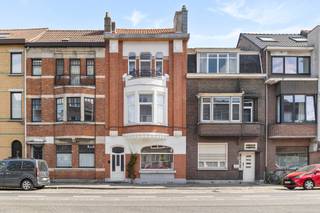 Prachtig gerenoveerde charmante herenwoning met 5 slk en zuid-westgerichte tuin, goedgelegen nabij centrum Gent. INDELING: inkom en charmante...