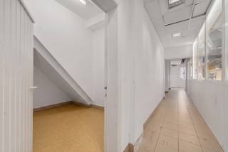 Te koop: gesloten handelspand in het centrum van Sint-Niklaas, gelegen aan de Nieuwe Molenstraat, op korte afstand van openbaar vervoer en...