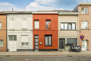 <p><span>Ontdek deze volledig gerenoveerde en instapklare woning, ideaal gelegen in het centrum van Vilvoorde. De woning combineert hedendaags wooncomfort met een praktische indeling, een aangename buitenruimte en tal van mogelijkheden voor wie op zoek is naar een comfortabele gezinswoning.</span></p>
<p><span>In 2024 werden zowel de voor- als achtergevel volledig geïsoleerd en afgewerkt met crepi. Ook de ramen en deuren werden vernieuwd, wat zorgt voor een frisse, moderne uitstraling.</span></p>
<p><span>Een absolute troef is de zeer aangename tuin met terras, waar u in alle rust kunt genieten van zonnige dagen, gezellig kunt tafelen of vrienden en familie kunt ontvangen. Een eigen buitenruimte in het centrum van de stad is een echte meerwaarde.</span></p>
<p><span>De woning beschikt over twee slaapkamers en een mezzanine die perfect kan dienen als derde slaapkamer, bureauruimte of hobbykamer. Daarnaast zijn er twee badkamers aanwezig. Eén van de badkamers kan opnieuw worden omgevormd tot een extra slaapkamer, waardoor u de indeling kunt aanpassen aan uw persoonlijke behoeften.</span></p>
<p><span>Ook parkeren is hier bijzonder praktisch. Vlak om de hoek bevindt zich een parking met plaats voor ongeveer 100 auto's. Bovendien zijn er op minder dan 100 meter nog drie grote parkings beschikbaar. Zo beschikt u over ruime parkeermogelijkheden in de onmiddellijke omgeving.</span></p>
<p><span>Dankzij de centrale ligging bevinden winkels, horeca, scholen, openbaar vervoer en andere dagelijkse voorzieningen zich op korte afstand. U geniet hier van het gemak van het stadsleven, gecombineerd met de rust en privacy van een eigen tuin.</span></p>
<p><span>Een instapklare, gerenoveerde woning met tuin, terras, een flexibele indeling en uitstekende parkeermogelijkheden, pal in het centrum van Vilvoorde. Ideaal voor wie comfortabel wil wonen zonder grote renovatiewerken. Zeker een bezoek waard!</span></p>
