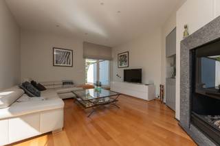 In een van de meest gegeerde en rustige residentiële wijken van Knokke-Heist bevindt zich deze recente villa, een uitzonderlijke woning waar comfort, energiezuinigheid en ligging samenkomen. Met een panoramisch uitzicht over de uitgestrekte polders biedt deze villa een unieke combinatie van rust en openheid, terwijl u toch vlakbij het strand, winkels en het openbaar vervoer bent.De villa is gebouwd op een royaal perceel van 1.362 m² en beschikt over alle hedendaagse technieken die bijdragen aan een duurzaam en zorgeloos wooncomfort. Zonnepanelen, laadpaal en een warmtepomp zorgen voor een energie-efficiënte levensstijl, zonder in te boeten op luxe. Binnenin geniet u van 361 m² bewoonbare oppervlakte, verdeeld over drie volwaardige slaapkamers, een ruime en lichtrijke badkamer, en een ingebouwde sauna die zorgt voor een vleugje wellness in eigen huis.De woning beschikt verder over een ruime inpandige garage én extra parkeermogelijkheden op de oprit, ideaal voor bezoekers of gezinnen met meerdere wagens.Dit is een zeldzame opportuniteit voor wie op zoek is naar een instapklare villa met een adembenemend uitzicht.Indeling:GLV:- inkomhall met gastentoilet- bureau- living- eetplaats- open keuken met eetplaats en zicht op tuin- bijkeuken- ruime garage1steV:- masterbedroom met dressing- 2 volwaardige slaapkamers- nachthall met toilet- badkamer bestaande uit dubbele wastafel, ligbad, douche en saunaUniek vastgoed te koop in Knokke-Heist!