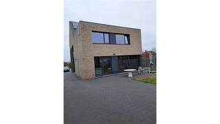 Een energiezuinige woning bestaande op het gelijkvloers een zeer ruime woonkamer met open, ingerichte keuken, 4 slaapkamers, bureel, 3...