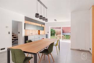 Découvrez cette magnifique maison familiale alliant confort moderne, finitions haut de gamme et excellente performance énergétique. Pensée pour répondre aux attentes des familles d'aujourd'hui, cette propriété offre des espaces généreux, une luminosité remarquable et des matériaux de qualité.Dès l'entrée, vous serez séduit par un hall accueillant menant à une vaste pièce de vie. La cuisine ouverte, signée Leicht, constitue un véritable espace de convivialité. Entièrement équipée, elle se distingue par son plan de travail en inox, ses nombreux rangements, sa taque de cuisson, son four ainsi que ses portes de placards motorisées. L'ensemble s'ouvre harmonieusement sur la terrasse et le jardin.Le rez-de-chaussée comprend également un garage avec porte sectionnelle, une buanderie entièrement aménagée offrant une agréable vue sur le jardin, ainsi qu'un WC indépendant.À l'étage, le hall de nuit dessert trois belles chambres, un dressing entièrement aménagé ainsi qu'une salle de bains équipée d'une baignoire en Corian, d'une douche, d'un meuble vasque, d'un WC et d'une VMC.Au deuxième étage, vous trouverez un vaste espace polyvalent. Celui-ci peut aisément accueillir une quatrième chambre de très belle superficie ou être réaménagé afin de créer deux pièces distinctes, permettant ainsi l'aménagement d'une cinquième chambre selon vos besoins.Cette habitation bénéficie de matériaux nobles tels que des tuiles flamandes, des briques rustiques et des gouttières en cuivre.
