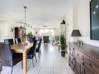 Belle villa 3 façade consruite en 2009 sur un terrain de 3 ares dans quartier très calme. Salon et salle à manger +/- 55m² - bureau - cuisine...