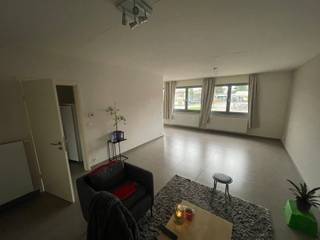 Gezellig appartement, gelegen op de gelijkvloerse verdieping (links) en bestaande uit: inkomhall met aparte wc en berging, leefruimte (31m²)...