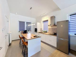 Dit eenslaapkamer appartement is niet ver gelegen van centrum Deinze en beschikt over alle hedendaags comfort. Indeling; inkom, toilet, geïnstalleerde open keuken, leefruimte, badkamer en slaapkamer. Verder is er nog een terras en gemeenschappelijke tuin waar je kan genieten van alle rust en prachtig zicht op de Leie. Een staanplaats is inbegrepen in de huurprijs. Gemeenschappelijke kosten: €75/maand.