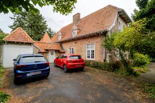 Te moderniseren villa in cottage stijl met 4 slaapkamers (5 mogelijk) en gezellige torenkamer te koop in Sterrebeek.Deze gezellige en bijzondere...