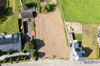 Deze zuidwest georiënteerde bouwgrond maakt deel uit van een verkaveling en biedt u de unieke kans om jouw droomhuis te realiseren in een groene omgeving. U heeft de vrijheid om jouw eigen architecturale visie tot leven te brengen. Of u kiest voor modern, charmant of minimalistisch, de mogelijkheden zijn eindeloos. Als kers op de taart heeft u achteraan zicht op weiden en bossen.<br /><br />De voorbouwlijn ligt op 6,00 m achter de rooilijn. De minimale breedte van de bouwvrije stroken bedraagt 3,00 m.  Lot 2 (529 m²) heeft een gevelbreedte van 6,50 m.<br /><br />Het hoofdgebouw beschikt over een diepte van maximaal 15,00 m op het gelijkvloers, 12 m op verdiep. Maximum 2 bouwlagen (onder de kroonlijst) zijn toegestaan. Een eventuele veranda kan worden voorzien als achterbouw, kelder mogelijk. Vrije keuze uit een plat of hellend dak. Zonnepanelen en/of zonneboilers zijn toegelaten. De gevel- en dakmaterialen zijn vrij te kiezen.<br /><br />Elke bebouwing wordt bestemd als ééngezinswoning, met inbegrip van zorgwonen. Als nevenbestemming zijn kantoor, vrij beroep en dienstverlening toegelaten, mits bepaalde voorwaarden.<br /><br />Elke woning dient verplicht te beschikken over minimaal één autostaanplaats op het eigen terrein. Deze wordt voorzien in de voortuinstrook (open lucht), geïntegreerd in het hoofdgebouw en/of voorzien in een afzonderlijk bijgebouw. In de achtertuinstrook wordt één bijgebouw toegelaten. Dit bijgebouw kan worden bestemd als hobbyserre, tuinhuis, bergplaats en/of garage/carport met een maximale oppervlakte van 40 m².<br /><br />Terrassen kunnen worden voorzien in de achtertuinstrook. De maximale gezamenlijke oppervlakte bedraagt 30 m² per lot.<br /><br />Geen bouwverplichting!<br /><br />Gelegen in het gezellige Baardegem, deelgemeente van Aalst, op een steenworp van scholen, winkels, openbaar vervoer en centrum Aalst of Opwijk. De nabijheid van de E40 zorgt bovendien voor een vlotte verbinding naar Brussel en Gent.<br /><br />Kortom, zeldzame kans om uw ideale (t)huis te bouwen in een rustige en landelijke omgeving. Neem vandaag nog contact met ons op zodat we het verkoopdossier kunnen overmaken en laat je dromen werkelijkheid worden!