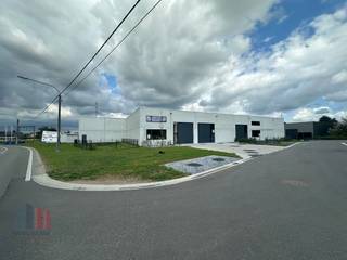 Nieuwbouw KMO-unit met een oppervlakte van <strong>430 m²</strong> en 4 privatieve parkeerplaatsen te koop op een terrein van 585 m² langs de Olekenbosstraat, op amper 900 m van de Vichtsesteenweg met een onmiddellijke verbinding naar de E17 exit Deerlijk.<br /><br />De casco opslagruimte (brandklasse C) met een <strong>vrije hoogte van 6 m</strong> is uitgerust met een automatische <strong>sectionale poort</strong> (4 m B x 4,50 m H) met aparte toegangsdeur en <strong>raampartij</strong>, lichtstraat en polybetonvloer. De loods maakt deel uit van de gloednieuwe ontwikkeling "Reynaertsite" bestaande uit 15 KMO-units te koop met oppervlaktes van 215 m² tot 430 m², samenvoegbaar. <br /><br />De bedrijfsgebouwen zijn <strong>geschikt voor productie, stockage</strong>, ....<br />Onmiddellijk beschikbaar!<br /><br />Contacteer <strong>PANORAMA B2B </strong>voor bijkomende (technische) inlichtingen, plannen of een vrijblijvend plaatsbezoek <strong>056 222 256</strong>.