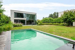 Moderne architectenvilla met zwembad in groene omgeving te ZoerselIn een rustige, landelijke wijk van Zoersel bevindt zich deze hoogwaardige,...