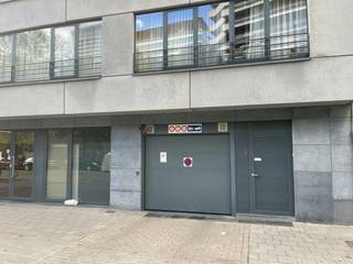 TE KOOP – Parkeerplaats in de Brusselse Noordwijk Interessante investeringsopportuniteit<br />Op zoek naar een interessante vastgoedinvestering op een strategische locatie?<br /><br />Deze parkeerplaats, gelegen nabij het bedrijvencentrum van de Brusselse Noordwijk, biedt een aantrekkelijke opportuniteit voor zowel investeerders als particulieren.<br /><br />Dankzij de gunstige ligging in een dynamische zakenwijk, met tal van bedrijven, kantoren en professionele activiteiten in de directe omgeving, is deze parkeerplaats bijzonder interessant voor verhuur aan werknemers, zelfstandigen of buurtbewoners.<br /><br />Ideaal ook voor eigen gebruik!