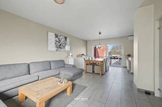 In het aangename centrum van Temse, op wandelafstand van winkels, scholen, ontspanning en openbaar vervoer, bevindt zich deze leuke en instapklare woning.
Op het gelijkvloers beschikt de woning over een ruime garage en een aparte werkruimte met 400V-aansluiting, ideaal voor het uitoefenen van een hobby of bijberoep.
Op de eerste verdieping bevindt zich een gezellige en lichtrijke leefruimte met aansluitend een ruime, volledig geïnstalleerde keuken.
De tweede verdieping telt twee slaapkamers, waarvan één eenvoudig kan worden opgesplitst in twee volwaardige kamers. Hierdoor kan de woning perfect ingericht worden als gezinswoning met drie slaapkamers. Verder is er een ruime badkamer aanwezig en een zolder die bereikbaar is via een zolderluik.
De woning is bovendien uitgerust met centrale verwarming op aardgas, airconditioning (warm/koud), zonnepanelen, dubbele beglazing en beschikt over een gunstig EPC.<br />Kortom, een praktische en veelzijdige woning op een centrale ligging in Temse.
