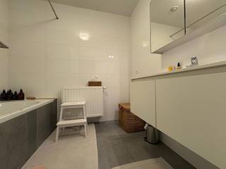 Prachtig lichtrijk appartement met terras nabij het centrum van Tienen<br />Op zoek naar een comfortabel en instapklaar appartement op een toplocatie? Dit prachtige, lichtrijke appartement ligt op wandelafstand van het centrum van Tienen en het station, waardoor u geniet van een uitstekende bereikbaarheid.<br />Indeling: Inkomhal, woonkamer met open keuken, Berging, 2 slaapkamers, Terras, Badkamer met bad en lavabo en een Apart toilet<br />Bij het appartement horen bovendien een ondergrondse autostaanplaats en een privatieve berging. Daarnaast kunnen de bewoners genieten van een gemeenschappelijke tuin.<br />Huurprijs: €900/maand + Gemeenschappelijke kosten: €65/maand<br />Interesse of graag meer informatie? Neem gerust contact met ons op via claudia@immogve.be of bel 016/56.56.14.