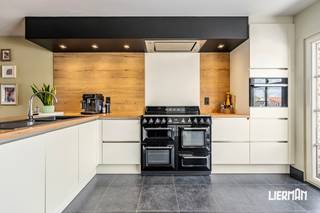 <p>-- Bezoekmoment enkel op afspraak --<br /><br />Deze ruime en energiezuinige woning aan de stadsrand van Aalst, gebouwd in 2007, combineert hedendaags wooncomfort met een uitzonderlijke veelzijdigheid. Met een gunstig EPC-label A geniet u van een energiezuinige thuis die klaar is voor de toekomst. De woning beschikt over vier volwaardige slaapkamers, twee badkamers, een dressing en een aparte bureauruimte, waardoor ze zich perfect leent voor grotere of samengestelde gezinnen, thuiswerkers of wie op zoek is naar een flexibele woonoplossing. <br /><br />De woning is opgevat als bel-etage en beschikt verder over een zeer ruime leefruimte met open volledig-uitgeruste-keuken. De dubbele garage en de ruime indeling zorgen voor extra comfort en praktisch gebruiksgemak. Achteraan strekt zich een diepe, zonnige tuin uit met een sfeervol poolhouse, waar rust, privacy en ontspanning centraal staan. Zowel op het verdiep als op tuinniveau is veel terrasruimte voorzien, handig is de verbinding met de tuin en de leefverdieping via de buitentrap. Deze buitenruimte vormt een ideale plek om te genieten met familie en vrienden.<br /><br />Dankzij de doordachte indeling en de royale volumes biedt deze eigendom tal van mogelijkheden voor co-housing, kangoeroewonen of een combinatie van wonen en werken. Een woning met ruimte, comfort en potentieel voor uiteenlopende woonbehoeften.<br /><br />Ook op technisch vlak is aan alles gedacht; cv aardgas, airco, zonnepanelen (met certificaten), regenwater-recuperatie, rondom isolatie, conforme elektriciteit, enz.<br /><br />De ligging is bovendien een sterke troef. In een rustige woonomgeving, maar toch op korte afstand van winkels, scholen, openbaar vervoer en belangrijke invalswegen, geniet u hier van de perfecte combinatie van bereikbaarheid en woonkwaliteit.<br /><br />Contacteer ons via info@immolierman.be of 053 / 89 99 66 voor meer informatie of een afspraak.</p>