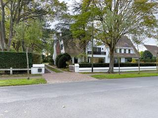 TE HUUR: Exclusieve koppelvilla op top locatie nabij het Oosthoekplein en Royal Zoute Tennis ClubIndeling: ruime inkomhal met vestiaire en...