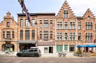 <p>In het hart van Aarschot staat dit unieke handelspand met woning, een pand boordevol mogelijkheden voor wie op zoek is naar een renovatieproject met karakter. Het gebouw, daterend uit 1920, beschikt over een totale oppervlakte van 252 m² en combineert een handelsruimte met een verrassend ruime woning achteraan en erboven.</p>
<p>De woning strekt zich uit over verschillende verdiepingen en telt in totaal vijf slaapkamers. Op de eerste verdieping bevinden zich drie kamers en een groot terras, terwijl de tweede verdieping nog eens twee royale kamers biedt. De dakverdieping kan naar wens verder ingericht worden. Dankzij de aparte ingang via de Bogaardenlaan, met toegang tot de garage, is het pand zowel praktisch als veelzijdig in gebruik.</p>
Dit eigendom vraagt om een <strong>grondige totaalrenovatie</strong>, maar biedt daardoor meteen ook de kans om het volledig naar eigen smaak en noden af te werken. Met zijn uitstekende ligging in het bruisende centrum van Aarschot is dit de perfecte opportuniteit voor wie wonen en werken wil combineren, of voor investeerders die potentieel zien in een multifunctioneel pand op een toplocatie.<br /><br />Wil je meer informatie of wens je een bezoek, contacteer Sven op het nummer 0486/400905 of sven@immogve.be