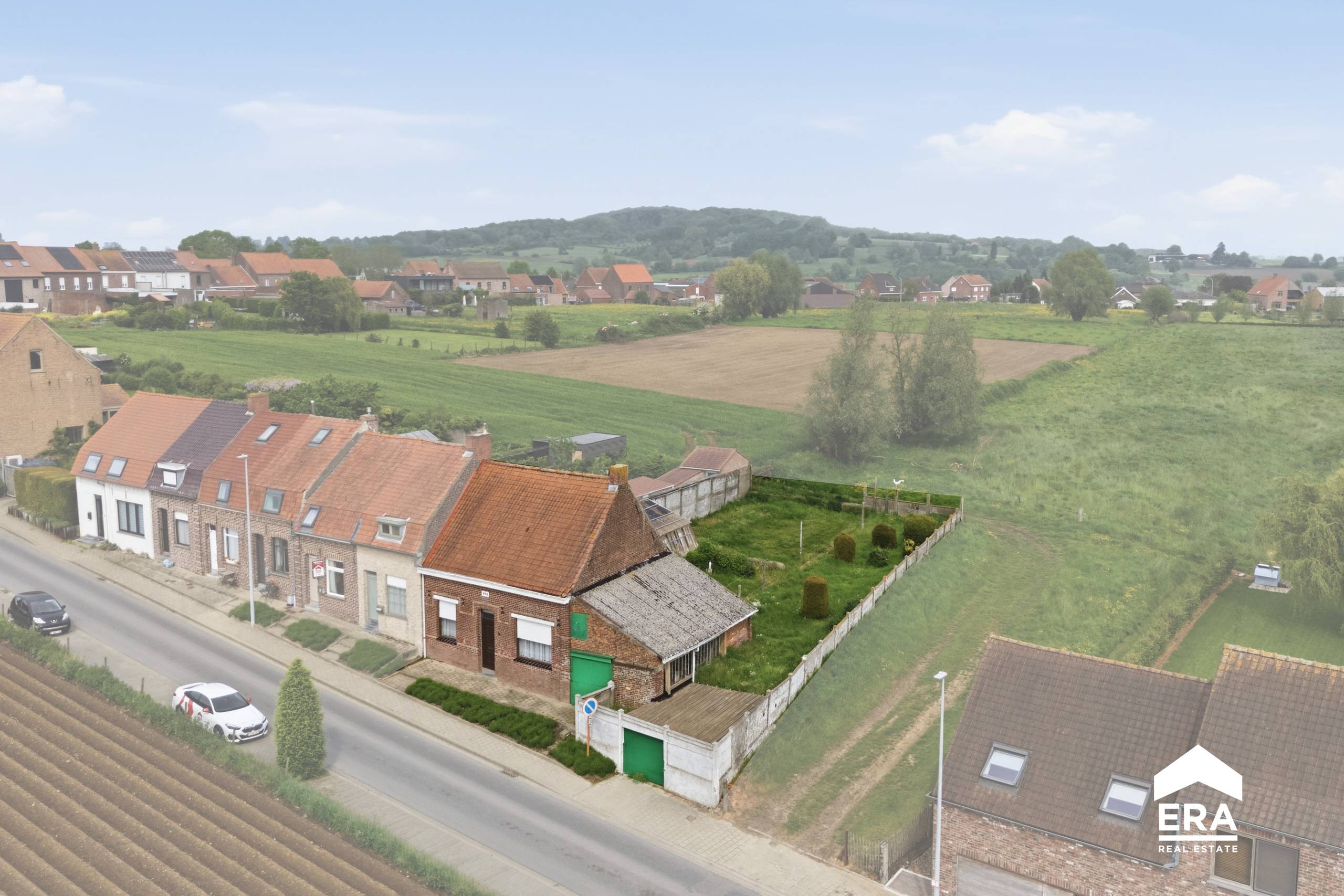 Te renoveren woning met 2 slpk en uitgestrekte tuin - foto 2