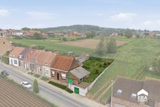 Op zoek naar een renovatieproject met tal van mogelijkheden? Deze te renoveren woning biedt een uitstekende basis voor wie zijn eigen woonproject...