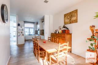 Deze instapklare woning met stadstuin en 3 slaapkamers is uitstekend gelegen aan de Zuiderpoort, op een boogscheut van het centrum van Gent...