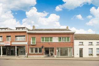 <p><strong>Te renoveren handelshuis met ruim appartement in het centrum van Meerhout</strong></p>
<p>Op een centrale ligging in het hart van Meerhout bevindt zich dit veelzijdige handelshuis met tal van mogelijkheden. Het pand omvat een handelsruimte van<span> </span><strong>83 m²</strong><span> </span>op het gelijkvloers en een ruim bovenliggend appartement van maar liefst<span> </span><strong>147 m²</strong>.</p>
<p>De handelsruimte biedt een uitstekende basis voor een eigen zaak, kantoor of praktijk en geniet van een goede visibiliteit in het centrum.</p>
<p>Het appartement beschikt over een lichtrijke leefruimte, een keuken,<span> </span><strong>drie volwaardige slaapkamers</strong><span> </span>en een badkamer. Dankzij de ruime oppervlakte vormt dit een ideale woonst voor een gezin of voor wie wonen en werken wil combineren.</p>
<p>Het volledige pand dient gerenoveerd te worden, waardoor u de mogelijkheid heeft om het volledig naar eigen smaak en noden in te richten. Een interessante opportuniteit voor investeerders, zelfstandigen of handige renovatoren.</p>
<p><strong>Troeven:</strong></p>
<ul>
<li>Centrale ligging in het centrum van Meerhout</li>
<li>Handelsruimte van 83 m²</li>
<li>Ruim appartement van 147 m²</li>
<li>3 slaapkamers</li>
<li>Ideale combinatie van wonen en werken</li>
<li>Renovatieproject met veel potentieel</li>
<li>EPC:<span> </span><strong>D</strong></li>
</ul>
<p>Bent u op zoek naar een pand met karakter en tal van mogelijkheden? Neem dan contact met ons op voor meer informatie of een bezichtiging.</p>