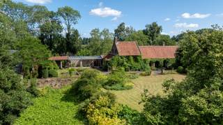 Verscholen achter een weelderige oprijlaan, ligt dit uitzonderlijke landgoed. Een uniek geheel die authentieke 18e-eeuwse elementen...