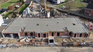 DE WERKEN ZIJN IN UITVOERING - oplevering 4/2027 - REEDS 9 VAN DE 13 APPARTEMENTEN VERKOCHT<br />SCHRIEK - Penthouse van 152m² met zeer ruim zuiderterras van 30m² in het stijlvolle nieuwbouwproject ‘Hof ter Hooghe’ op de 2de verdieping met lift.<br />Op een uniek zuid gericht perceel van 28 are met mooie aangelegde tuin met 16 nieuwe loofbomen.<br />Gunstig gelegen in het centrum van Schriek, nabij de grens met Keerbergen, op wandelafstand van winkels, diensten, scholen, ontspanning en openbaar vervoer.<br />Omvat: inkomhal, wc, living 55m² met open volledig ingerichte keuken, wasplaats-berging, 2 bad-of douchekamer, 3 slaapkamers.<br />Het project is tevens voorzien van een ruime gemeenschappelijke fietsenberging op het gelijkvloers, ondergrondse garageboxen en autostaanplaatsen, privé kelders, en een vuilnisberging in bijgebouw in achtertuin.<br />Verkoop BTW-stelsel - aankopen aan 6% BTW mogelijk onder voorwaarden op constructiewaarde - grondwaarde 12% registratie.<br />Stedenbouw info: omgevingsvergunning uitgereikt bouwen 13 appartementen - woongebied - niet gelegen in verkaveling - geen voorkooprecht ruimtelijke ordening - geen rechterlijke herstelmaatregel of bestuurlijke maatregel opgelegd - niet overstromingsgevoelig.