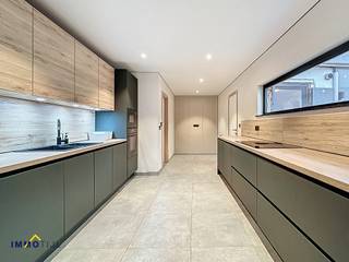 Deze recent gerenoveerde woning verwelkomt u op het gelijkvloers met een ruime inkomhal met gastentoilet en een lichtrijke woonkamer, waar...