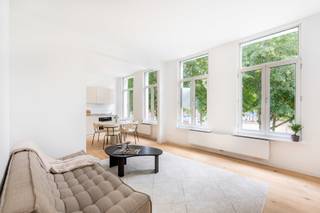Droom je van een leven in het bruisende hart van Antwerpen, waar de gezelligheid letterlijk voor de deur ligt? Dit recent volledig gerenoveerde appartement aan de Sint-Andriesplaats biedt je de perfecte uitvalsbasis. Gelegen in een van de meest karaktervolle en centrale wijken van de stad, woon je hier te midden van hippe koffiebars, lokale boetieks en op wandelafstand van de Scheldekaaien.<br /><br />Binnenin word je meteen verrast door de frisse, moderne afwerking en de prachtige parketvloer die doorheen het hele appartement loopt. De leefruimte is een lichtrijk geheel dankzij de grote raampartijen en stroomt naadloos over in de gloednieuwe open keuken. De keuken is voorzien van alle moderne toestellen.<br /><br />De slaapkamer is een rustpunt gelegen achteraan het appartement. De badkamer is ingericht met een ruime inloopdouche en een wasmeubel. Daarnaast beschikt het appartement over een apart toilet met een handige aansluiting voor een wasmachine en droogkast, waardoor elke vierkante meter optimaal wordt benut. Dankzij de grondige renovatie is dit appartement volledig instapklaar en klaar voor een nieuwe start.<br /><br />Zie jij jezelf hier al wonen of ben je op zoek naar de perfecte investering?<br />Maak snel een afspraak via 03 369 36 38 of info@goose.be.