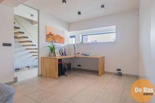 ERPE-MERE - Gerenoveerde halfopen woning met loods in ErpeOp een zichtbare en strategische locatie nabij de Vijfhuizen in Erpe bevindt zich deze...