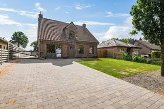 <p><span>Bent u op zoek naar een ruime, verzorgde gezinswoning met extra opslag- of hobbyruimte? Dan is deze instapklare woning in het rustige Achterbroek (Kalmthout) precies wat u zoekt.</span></p>
<p><span>Bij het betreden van de woning komt u in de inkomhal die toegang geeft tot de eerste verdieping. De gezellige en lichtrijke leefruimte is afgewerkt met een tegelvloer in parketmotief, voorzien van een pelletkachel en stijlvolle inbouwspots. Aansluitend bevindt zich de volledig ingerichte keuken met een ruim kookeiland en alle hedendaagse comfort, waaronder een inductiekookplaat, dampkap, oven, koelkast en vaatwasser. Dankzij het grote schuifraam geniet u van een mooi zicht op de tuin en heeft u rechtstreeks toegang tot het terras.</span></p>
<p><span>Verder beschikt het gelijkvloers over een praktische koele berging, een ruime achterinkom die ingericht is als wasplaats met vaste kasten en een inloopdouche, een afzonderlijk gastentoilet en een volledig ingerichte bureauruimte, ideaal voor wie regelmatig van thuis uit werkt.</span></p>
<p><span>Op de eerste verdieping bevinden zich vier volwaardige slaapkamers, allemaal voorzien van een laminaatvloer en praktische maatkasten. De ruime badkamer is uitgerust met een ligbad, een inloopdouche en een dubbele wastafel in een stijlvol badkamermeubel. Daarnaast is er een apart toilet en biedt een valtrap toegang tot een handige opbergzolder.</span></p>
<p><span>Een absolute troef van deze eigendom is het multifunctionele bijgebouw, gebouwd in 2019. Dit beschikt over een gelijkvloerse ruimte van circa 70,5 m² met dubbele sectionaalpoort en een verdieping van ongeveer 31 m². Daarnaast is er nog een afzonderlijke houten tuinberging van circa 21,5 m².</span></p>
<p><span>De woning is uitgerust met zonnepanelen en beschikt over een aangename, onderhoudsvriendelijke tuin met terras waar u in alle rust kunt genieten.</span></p>