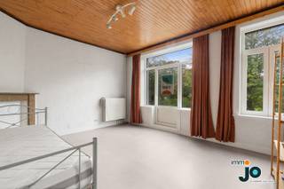 This charming and ready-to-move-in family home is located in the heart of Ostend, close to a pleasant square, schools, shops and the beach. Thanks...