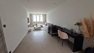 <p><span>In hartje Schoten bieden wij u deze uiterst grote gezinswoning (ca. 220m² bewoonbare oppervlakte) met ruime garage, 3 grote slaapkamers en onafgewerkte zolderverdieping (bijkomend ca. 40m²) welke mogelijk verder is uit te breiden tot 2 tot 3 extra slaapkamers.</span></p><p><span>Deze woning met een gevelbreedte van 8.00m is gebouwd op een perceel van 122m² en voorzien van een kleine binnenplaats/koer.</span></p><p><span>Het volume en de vele ruime plaatsen is hier de absolute troef en biedt veel mogelijkheden voor een groot gezin: Zo is deze woning grotendeels afgewerkt en reeds voorzien van grote woonkamer met aansluitend ingerichte leefkeuken en berging, 3 grote slaapkamers  waarbij de master bedroom doorloopt naar een polyvalente kamer of dressing en zijn er onder meer 2 badkamers en 3 toiletten voorzien. </span></p><p><span>De grote garage biedt naast het parkeren van een wagen ook de mogelijkheid als extra opslagplaats en om fietsen te stallen.</span></p><p><span>Interesse? Boek dan snel een afspraak en kom zeker niet TE LAET!</span></p><p><span> </span></p>
