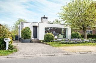 Op een uitzonderlijk perceel van ca. 1.460 m² in het rustige Heffen (Mechelen) bevindt zich deze vrijstaande split-level woning waar licht, ruimte...