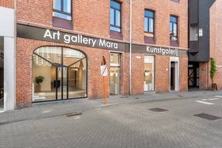 Dit ruime en lichtrijke pand op de gelijkvloerse verdieping van een appartementsgebouw is gelegen op een drukke commerciële locatie in het...