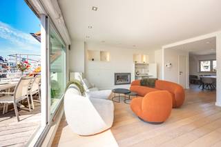 Een penthouse met 3 slaapkamers én een riant zonneterras nabij het Rubensplein en de zee komt maar zelden te koop!<br /><br />Op de vijfde verdieping bevindt zich een ruime en lichtrijke leefruimte met directe toegang tot het ruime zuidgerichte zonneterras. De woonkamer sluit naadloos aan op de open keuken met eetruimte, waardoor een sfeervolle en uitnodigende leefomgeving ontstaat.<br /><br />De zesde verdieping omvat drie volwaardige slaapkamers, waarvan de master bedroom beschikt over een ensuite badkamer. Daarnaast is er een afzonderlijke douchekamer aanwezig, wat zorgt voor extra comfort en privacy. <br />Ook is er een kelderberging inbegrepen en een fietsenberging.<br /><br />Plan nu uw bezoek in voor deze unieke opportuniteit! <br /><br />Stedenbouwkundig uittreksel en maatregelenregister in aanvraag.<br /><br />Aarzel niet om ons te contacteren voor meer info: tel. : 050 62 44 14 of via Knokke@immax.be
