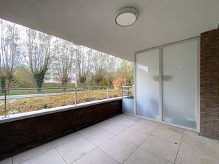 Au cœur de Deinze, près de la Lys, vous trouverez ce charmant appartement de plain-pied avec services hôteliers, un lieu où confort, paix...