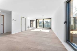 Op de hoek van de Kortrijkstraat en de Harelbeekstraat, vind je residentie Sint-Amandus: een prachtig nieuwbouwproject met 23 appartementen en 2 handelsruimtes. - Reeds 50% verkocht! - Dankzij de centrale ligging vlak bij de markt geniet je hier van alle voorzieningen binnen handbereik – van bakker en slager tot gezellige eetgelegenheden en winkels.<br /><br />De appartementen zijn ruim, licht en afgewerkt met duurzame kwaliteitsmaterialen. Grote raampartijen zorgen voor overvloedig daglicht en geven uit op een prachtige, groene binnentuin. De zonnige terrassen (tot wel 36 m²) bieden een heerlijke plek om te ontspannen met zicht op deze oase van rust.<br /><br /><br />Enkele sterke troeven:<br />- afwerking volledig naar eigen smaak en voorkeur<br />- energiezuinig en duurzaam<br />- mogelijkheid tot aankoop van een ondergrondse autostaanplaats met laadpunt<br />- winkels en faciliteiten op wandelafstand<br />- prachtige binnentuin als groene long<br /><br />✨ Bovendien kan je bij aankoop van dit appartement genieten van het verlaagde btw-tarief van 6% – een unieke kans om betaalbaar te investeren in kwalitatief wonen!<br /><br />Deze ZATERDAG 27 SEPTEMBER van 10u00 tot 18u00<br />Exclusieve opendeurdag: ontdek jouw droomappartement of woon een boeiende infosessie voor investeerders bij!<br />👉 Een bezoek dat je niet mag missen.<br /><br />Reserveer nu één van de laatste plaatsen:<br />📞 Justine – 0468 06 48 19<br />📞 Guido – 0475 70 36 19