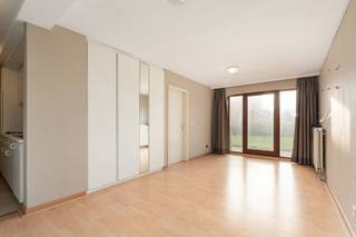 Zonnig appartement met uitstekende ligging in een residentiële buurt vlakbij de winkelstraat en op enkele passen van de duinen en het strand.De flat...