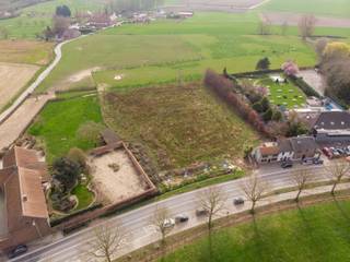 La parcelle est située en zone d’habitat à caractère rural, avec une zone agricole à l’arrière, ce qui vous garantit depuis le jardin une vue dégagée sur les champs environnants. Le jardin orienté plein sud assure en outre un ensoleillement optimal et une belle luminosité tout au long de la journée.
Selon les prescriptions urbanistiques en vigueur, il est possible de construire jusqu’à 15 mètres de profondeur au rez-de-chaussée et jusqu’à 12 mètres de profondeur à l’étage, ce qui offre de belles possibilités pour la réalisation d’une maison familiale spacieuse et confortable.
L’implantation de l’habitation est prévue à environ 14 mètres de la voirie.
Ce terrain à bâtir est situé le long de la Ninoofsesteenweg à Halle, dans un emplacement particulièrement pratique entre le centre de Halle et Pepingen. Le centre de Halle se trouve à seulement 2,4 km, tandis que le centre de Pepingen est à 3,3 km. Les commodités quotidiennes sont à proximité : un supermarché à 2,4 km, une école à 1,8 km et un arrêt de bus à seulement 17 mètres de la parcelle. La gare de Halle se situe à 4 km.
Les prescriptions urbanistiques et tous les documents pertinents sont disponibles à l’agence.
Une opportunité idéale pour ceux qui souhaitent vivre dans un environnement rural avec une vue dégagée, tout en restant à proximité des commodités et des axes de communication.
