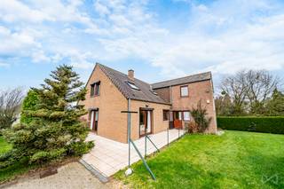 Contact Jeremy +32(0)472 91 80 37 - jeremy.champagne@weinvest.beSuperbe villa avec une chambre et une salle-de-douche de plain-pied sur près de 25...